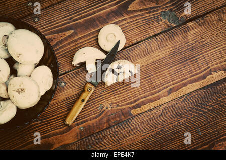 Pilze auf Holztisch Stockfoto