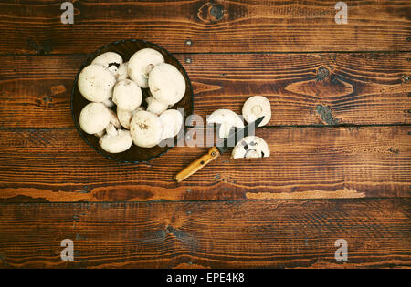 Pilze auf Holztisch Stockfoto