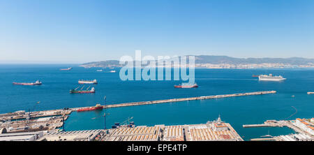 Panoramablick über die Bucht und Straße von Gibraltar Stockfoto