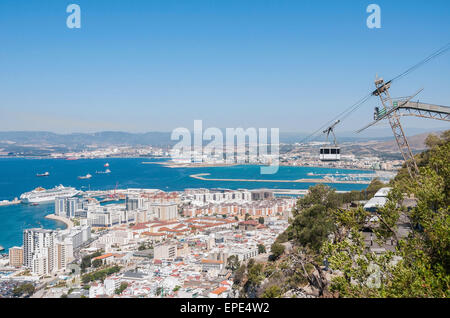 Blick auf die Stadt Gibraltar und Seilbahn nahe an der Spitze der Felsen von Gibraltar Stockfoto