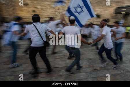 Jerusalem. 17. Mai 2015. Juden feiern Jerusalem-Tag an der Klagemauer in der Altstadt von Jerusalem, am 17. Mai 2015. Zehntausende von Juden marschierten Sonntag durch muslimische Viertel Ost-Jerusalem, Funkenbildung Schlägereien zwischen Palästinensern und der Polizei. Die umstrittene März feierte Israels 48. Jerusalem-Tag, Kennzeichnung der "Wiedervereinigung" der Stadt, nachdem Israel Nahost-Krieg von 1967 die arabischen Ostteil der Stadt erobert. Bildnachweis: Li Rui/Xinhua/Alamy Live-Nachrichten Stockfoto