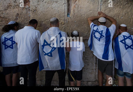 Jerusalem. 17. Mai 2015. Jüdische Volk betet an der Klagemauer in der Altstadt von Jerusalem, am 17. Mai 2015. Zehntausende von Juden marschierten Sonntag durch muslimische Viertel Ost-Jerusalem, Funkenbildung Schlägereien zwischen Palästinensern und der Polizei. Die umstrittene März feierte Israels 48. Jerusalem-Tag, Kennzeichnung der "Wiedervereinigung" der Stadt, nachdem Israel Nahost-Krieg von 1967 die arabischen Ostteil der Stadt erobert. Bildnachweis: Li Rui/Xinhua/Alamy Live-Nachrichten Stockfoto