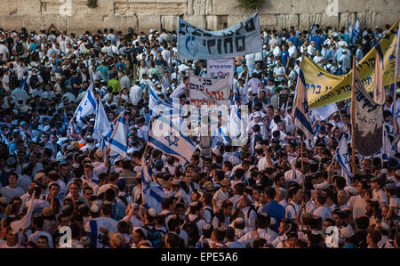 Jerusalem. 17. Mai 2015. Juden feiern Jerusalem-Tag an der Klagemauer in der Altstadt von Jerusalem, am 17. Mai 2015. Zehntausende von Juden marschierten Sonntag durch muslimische Viertel Ost-Jerusalem, Funkenbildung Schlägereien zwischen Palästinensern und der Polizei. Die umstrittene März feierte Israels 48. Jerusalem-Tag, Kennzeichnung der "Wiedervereinigung" der Stadt, nachdem Israel Nahost-Krieg von 1967 die arabischen Ostteil der Stadt erobert. Bildnachweis: Li Rui/Xinhua/Alamy Live-Nachrichten Stockfoto