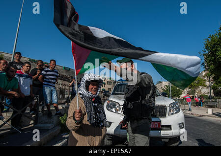 Jerusalem. 17. Mai 2015. Eine israelische Polizist fragt einen palästinensischen Demonstranten in der Nähe von Damaskus-Tor in der Altstadt von Jerusalem, am 17. Mai 2015 verlassen. Zehntausende von Juden marschierten Sonntag durch muslimische Viertel Ost-Jerusalem, Funkenbildung Schlägereien zwischen Palästinensern und der Polizei. Die umstrittene März feierte Israels 48. Jerusalem-Tag, Kennzeichnung der "Wiedervereinigung" der Stadt, nachdem Israel Nahost-Krieg von 1967 die arabischen Ostteil der Stadt erobert. Bildnachweis: Li Rui/Xinhua/Alamy Live-Nachrichten Stockfoto