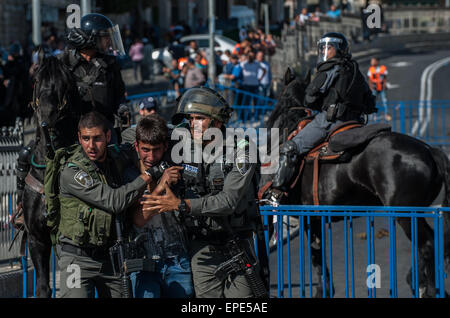 Jerusalem. 17. Mai 2015. 17. Mai 2015 ist von israelischen Polizisten in der Nähe von Damaskus-Tor in der Altstadt von Jerusalem, ein palästinensischen Demonstranten festgenommen. Zehntausende von Juden marschierten Sonntag durch muslimische Viertel Ost-Jerusalem, Funkenbildung Schlägereien zwischen Palästinensern und der Polizei. Die umstrittene März feierte Israels 48. Jerusalem-Tag, Kennzeichnung der "Wiedervereinigung" der Stadt, nachdem Israel Nahost-Krieg von 1967 die arabischen Ostteil der Stadt erobert. Bildnachweis: Li Rui/Xinhua/Alamy Live-Nachrichten Stockfoto