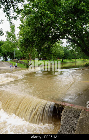 San Antonio, Texas, USA. 17. Mai 2015. Leon Creek Überschwemmungen über Straßen hinterlässt Trümmer und mögliche Straßenschäden. Das Hochwasser ist das Ergebnis von Gewittern am frühen Morgen über den ganzen Staat Texas. Bildnachweis: Jon-Paul Jones/Alamy Live-Nachrichten Stockfoto