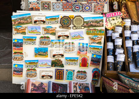 Bunte Kühlschrank Magnet touristische Souvenirs von Granada auf dem Display außerhalb einen Souvenir-Shop, Granada, Andalusien, Spanien Stockfoto