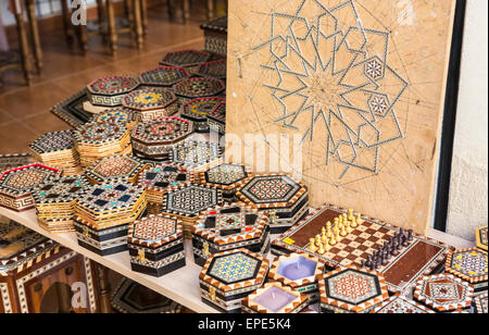 Typische feine handgemachte Holzkisten Intarsien - traditionelle lokal hergestellt touristische Souvenirs aus Granada, Andalusien, Südspanien Stockfoto