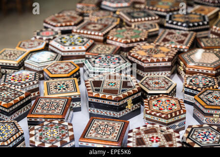 Typische feine handgemachte Holzkisten Intarsien - traditionelle lokal hergestellt touristische Souvenirs aus Granada, Andalusien, Südspanien Stockfoto