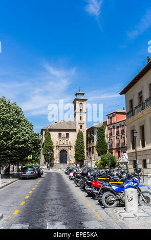 Lokale Sehenswürdigkeiten: Iglesia de San Gil y Santa Ana, in die Innenstadt von Granada, Andalusien, Südspanien, mit Motorrädern auf der Straße geparkt Stockfoto