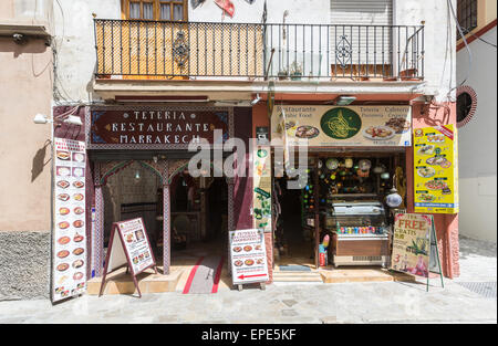 Sightseeing: Typische Restaurants mit Arabische Lebensmittel und Souvenir-Shop in der Albaicin Barrio von Granada, Andalusien Südspanien Stockfoto