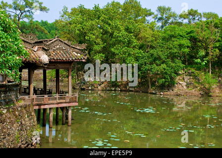 Teich und Pagode in den Gärten des Kaisers Tu Duc in Hue, Vietnam - A UNESCO World Heritage Site Stockfoto