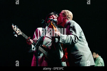 Washington, DC. 04.07.1990 Paul McCartney und Hamish Stuart im Konzert für die Fourth Of July. Paul McCartney World Tour war Stockfoto