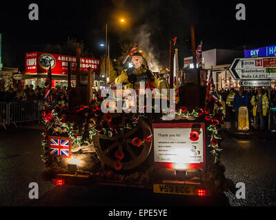 Beleuchtete Wagen oder "Karren" beleuchtet die Straßen während der Shepton Mallet Karneval 2014. Der Karneval ist zum Gedenken an die versuchte Sprengung der Houses of Parliament von Guy Fawkes.  Mitwirkende: Ansicht, Teilnehmer wo: Shepton Mallet, Vereinigtes Königreich bei: Kredit-12. November 2014: Peter Maclaine/WENN.com Stockfoto