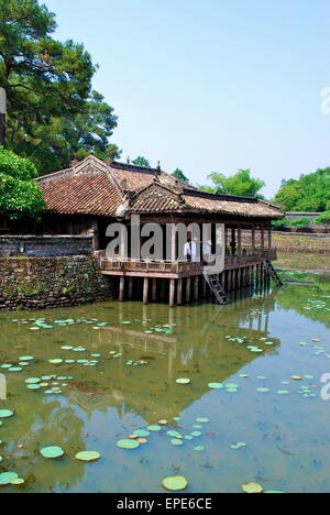 Teich und Pagode in den Gärten des Kaisers Tu Duc in Hue, Vietnam - A UNESCO World Heritage Site Stockfoto