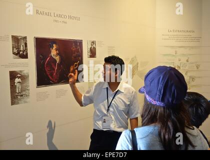 Ein Reiseführer in Aktion im Larco Herrera Museum in Lima. Stockfoto