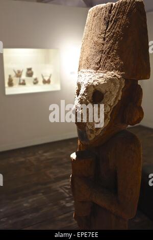 Präkolumbische Masken und Artefakte auf dem Display im Museo Larco Herrera, Lima, Peru. Stockfoto