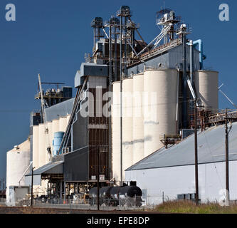 Reis-Lagersilos in Central Valley in Kalifornien Stockfoto