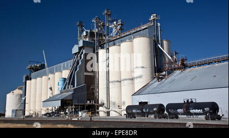 Reis-Lagersilos in Central Valley in Kalifornien Stockfoto