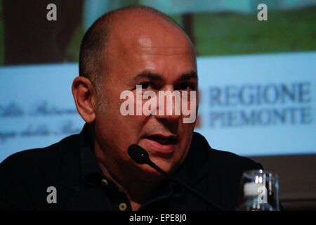 Turin, Italien. 17. Mai 2015. Ferzan Ozpetek seinem autobiographische Buch "Sei la Mia Vita" auf der 28. Internationalen Buchmesse vorgestellt. © Elena Aquila/Pacific Press/Alamy Live-Nachrichten Stockfoto