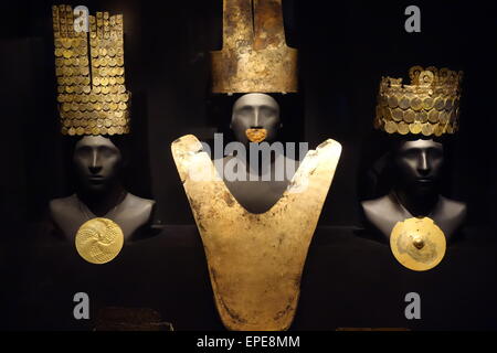 Präkolumbianischen Goldschmuck ausgestellt im Museo Larco Herrera, Pueblo Libre, Lima, Peru. Stockfoto