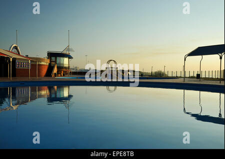 Durban, KwaZulu-Natal, Reflexionen von Gebäude auf dem Wasser, Laguna öffentliches Schwimmbad, Golden Mile, Strand, Landschaft, Stadt Stockfoto