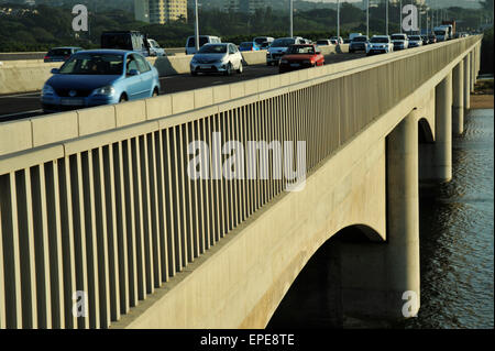 Am frühen Morgen den Verkehr der Autos Kreuzung Umgeni River Bridge mit Pendler auf dem Weg zur Arbeit, M4 Autobahn, Durban, Südafrika Stockfoto