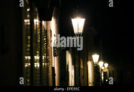 Düsseldorf, Deutschland. 14. Mai 2015. Gaslampen stehen in Düsseldorf, 14. Mai 2015. Einige 14.560 Laternen sind mit Gas in Düsseldorf mit Strom versorgt. Eine Gaslampe verbraucht vier Mal so viel Energie wie eine elektrische Lampe. Nach den Richtlinien der Europäischen Union sind die Laternen mit LED-Leuchten ausgestattet werden. Die Stadt Düsseldorf will durch den historischen Wert der die Gaslampen 4.000 Gaslampen zu bewahren. Foto: Martin Gerten/Dpa/Alamy Live News Stockfoto