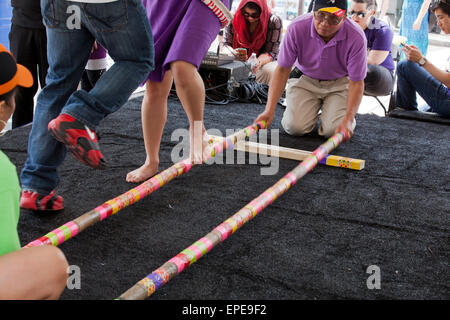 Tinikling (Philippinen Volkstanz) Darsteller auf der Bühne - Nationale Asian Heritage Festival, Washington, DC, USA Stockfoto