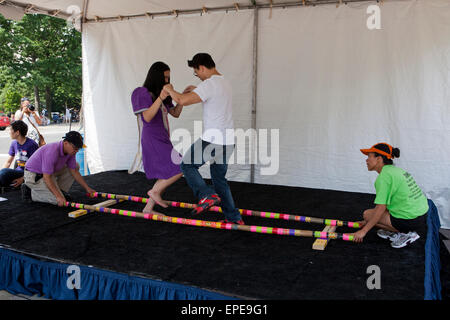 Tinikling (Philippine Volkstanz) Darsteller auf der Bühne - nationale Asian Heritage Festival, Washington, DC USA Stockfoto