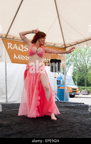 Raqs Tänzer (Orientalische Tänzerin, Bauchtänzerin) durchführen an ein kulturelles Festival - USA Stockfoto