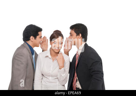 Nahaufnahme von zwei asiatische Männer im Gespräch mit einer asiatischen Frau Stockfoto
