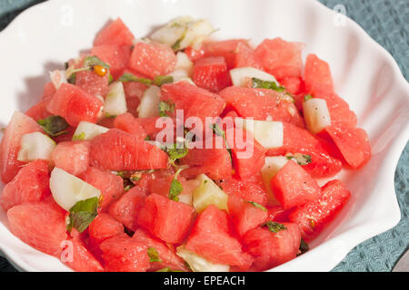 Erfrischender Salat mit Wassermelone, Gurke und Minze. Stockfoto