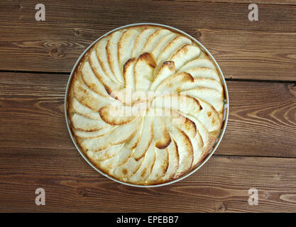 Tarte Normande - Variante Apfeltorte gemacht in der Normandie mit Äpfel, in Scheiben geschnittenen Mandeln und Zucker, garniert mit cremigen Eiercreme gefüllt Stockfoto
