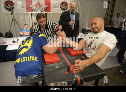 Vancouver, Kanada. 17. Mai 2015. Während die 2015 kanadischen Armdrücken Meisterschaften in Vancouver, Kanada, 17. Mai 2015 konkurrieren Arm Wrestler. Beste kanadischen Arm Wrestlerinnen versammelt hier, um Kampf um die Trophäe und Europameister-Titel. Gewinner werden Kanada bei der Armwrestling-Weltmeisterschaft 2015 im September in Kuala Lumpur, Malaysia vertreten. © Sergei Bachlakov/Xinhua/Alamy Live-Nachrichten Stockfoto