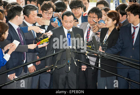 Lee Wan-Koo, 14. Mai 2015: Former South Korean Prime Minister Lee Wan-koo (C) kommt bei hohen Staatsanwaltschaft Seoul in Seoul, Südkorea. Staatsanwälte rief Lee am Donnerstag nach Frage über Vorwürfe, dass er 30 Millionen Won (USD27, 000) nahm von einem Geschäftsmann und ehemaliger Gesetzgeber Sung Wan-Jong wenn Lee für einen Parlamentssitz in 2013 lief. Gesungen von Wan-Jong, wer sich im April links eine Liste der Bestechung von Politikern wie Lee erhängt, die meisten von ihnen betrachtet enge Mitarbeiter des südkoreanischen Präsidenten Park Geun-Hye, berichteten lokale Medien. Lee Wan-Koo beendet seinen 70-Tage-Amtszeit am Apr. Stockfoto