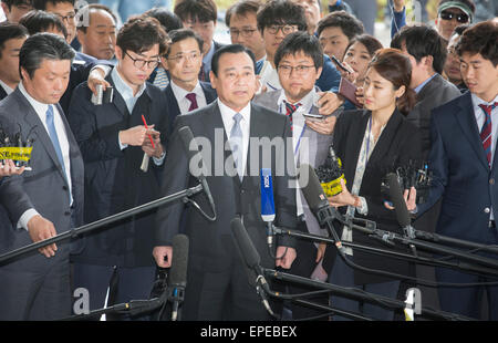 Lee Wan-Koo, 14. Mai 2015: Former South Korean Prime Minister Lee Wan-koo (C) kommt bei hohen Staatsanwaltschaft Seoul in Seoul, Südkorea. Staatsanwälte rief Lee am Donnerstag nach Frage über Vorwürfe, dass er 30 Millionen Won (USD27, 000) nahm von einem Geschäftsmann und ehemaliger Gesetzgeber Sung Wan-Jong wenn Lee für einen Parlamentssitz in 2013 lief. Gesungen von Wan-Jong, wer sich im April links eine Liste der Bestechung von Politikern wie Lee erhängt, die meisten von ihnen betrachtet enge Mitarbeiter des südkoreanischen Präsidenten Park Geun-Hye, berichteten lokale Medien. Lee Wan-Koo beendet seinen 70-Tage-Amtszeit am Apr. Stockfoto