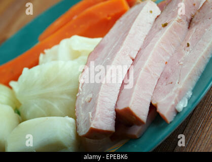 New England gekochtes Abendessen - Grundlage traditioneller Neuengland-Menü, bestehend aus corned Beef mit Kohl und Gemüse, potato.po Stockfoto