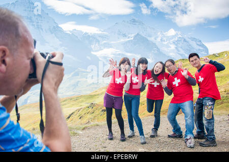 Eine Gruppe von Asiaten in Kalbsleberli cross t-shirts Stockfoto