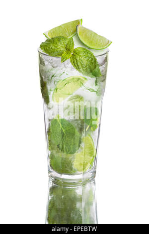 Mojito isoliert auf weiss. Beliebte alkoholische Cocktail mit Limette, Minze und rum Stockfoto