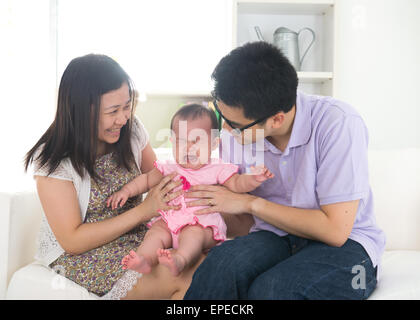 asiatischen Eltern mit schreienden baby Stockfoto