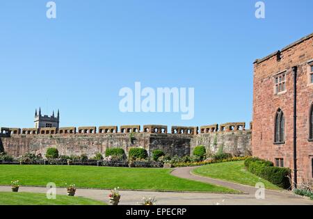 Ansicht des Schlosses Sandstein, Zinnen und Gärten, Shrewsbury, Shropshire, England, Vereinigtes Königreich, West-Europa. Stockfoto