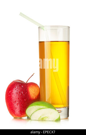 Frische, geklärte Apfelsaft in Longdrinkglas mit trinken, Stroh, reifen roten Apfel und grünem Apfelscheiben Stockfoto