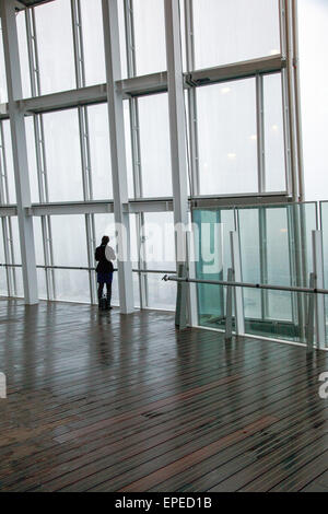 Abbildung beobachten die Wolken über London übergesiedelt. Der Shard, London, Vereinigtes Königreich. Architekt: Renzo Piano Building Workshop, 2 Stockfoto