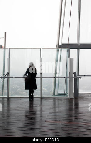 Abbildung beobachten die Wolken über London übergesiedelt. Der Shard, London, Vereinigtes Königreich. Architekt: Renzo Piano Building Workshop, 2 Stockfoto