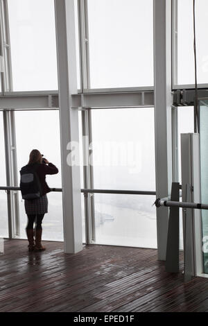 Abbildung beobachten die Wolken über London übergesiedelt. Der Shard, London, Vereinigtes Königreich. Architekt: Renzo Piano Building Workshop, 2 Stockfoto