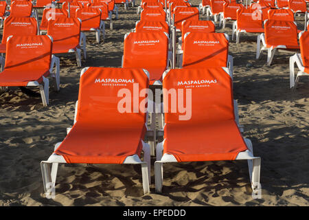 Sonnenliegen am Strand, Abendlicht, Playa del Ingles, Gran Canaria, Kanarische Inseln, Spanien Stockfoto