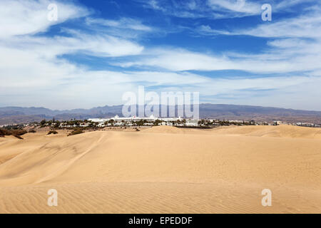 Dünen Maspalomas Dünen Naturreservat, das RIU Hotel und Bestandteil der Hotel Zone von Maspalomas hinter, cloud-Bildung Stockfoto