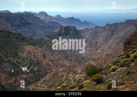 Blick vom Roque Bentayga in Richtung der Berge im Westen von Gran Canaria, unten links El Chorillo, Kanarische Inseln, Spanien Stockfoto