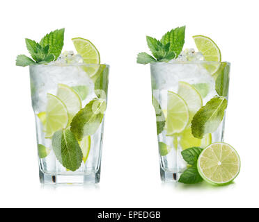 Mojito cocktail in eleganten Highball-Glas. Kalte erfrischende Getränke mit Limette und Minze. Stockfoto